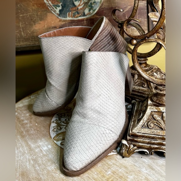 EUC Report “Tosh” Snakeskin Embossed Mule in Sand Size 7.5 - Picture 2 of 12
